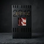 Pršut Pata Negra iz seta Baština Arturo Sánchez, u pakiranju Heritage 2019. s vidljivim šnitama.