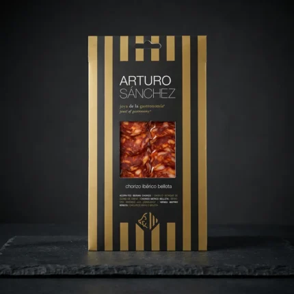 Arturo Sánchez chorizo ibérico bellota u crno-zlatnom pakiranju s vidljivim šnitama.