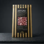 Arturo Sánchez salchichón ibérico bellota u pakiranju, sa šnitama i vidljivim zrnom papra.