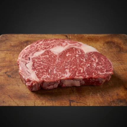 Evo alt teksta prilagođenog za SEO i tražilice, točno prema viđenom komadu mesa s visokom mramoriranošću: * `Australski Wagyu ribeye odrezak visoke mramoriranosti na drvenoj dasci`