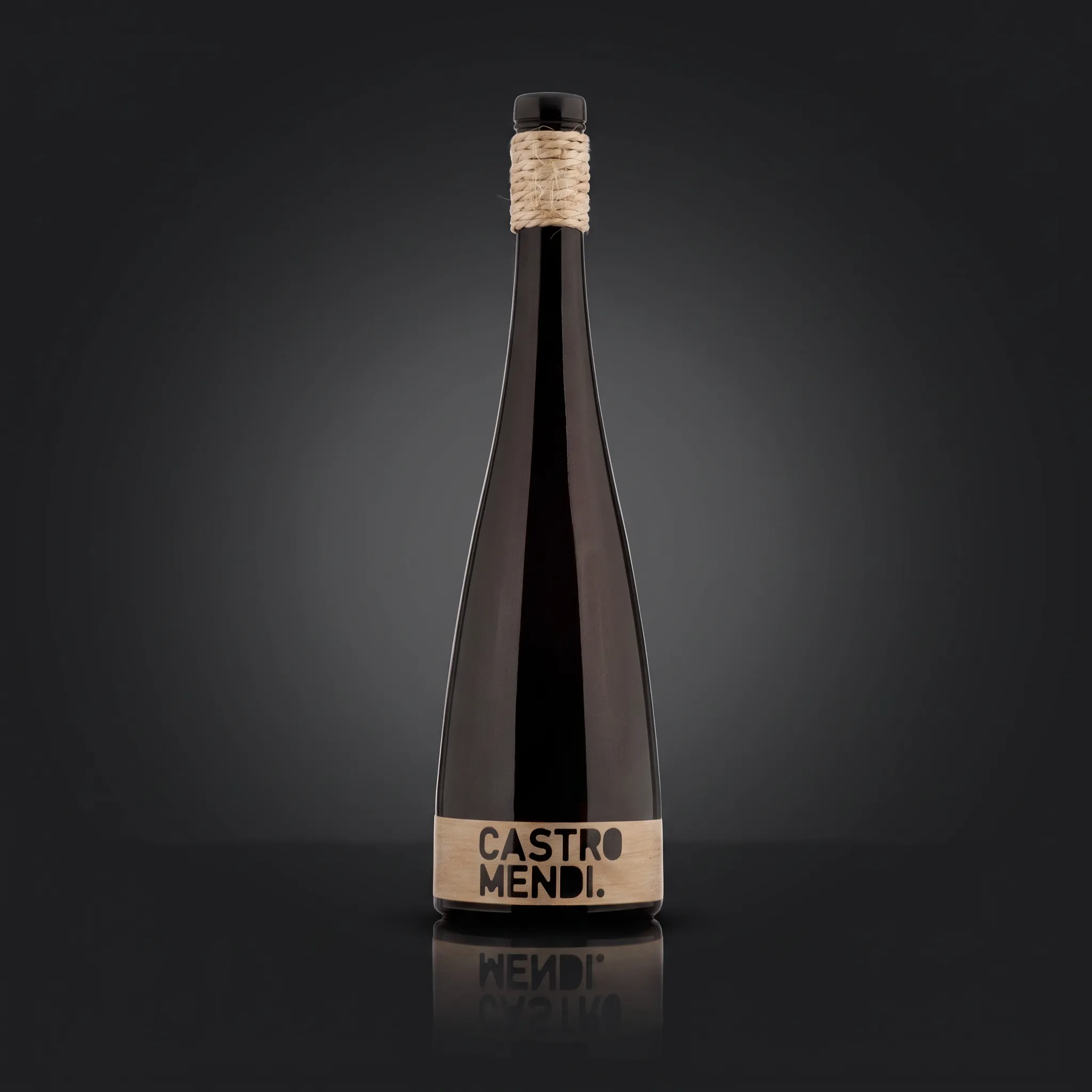 castro-mendi-menester-vino Boca vrhunskog crnog vina Castro Mendi Menester s prepoznatljivim detaljem od užeta na tamnoj podlozi
