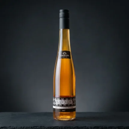 Elegantna boca ekskluzivnog ledenog desertnog vina od jabuke Zapiain Bizi Goxo na tamnoj podlozi