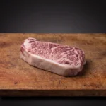 Japanski Wagyu A5 Striploin Toriyama BMS 12 na drvenoj dasci