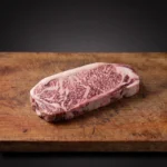 Japanski Wagyu A5 Striploin T drvenoj dasci