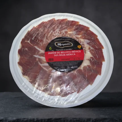 Pršut Bellota Ibérico 50 % Melquiades, tanke ploške pršuta raspoređene u kružnom pakiranju