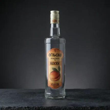 Elegantna boca od 0,7 litara vrhunske rakije Rakija Ognjena Kajsija s prepoznatljivom etiketom na tamnoj podlozi