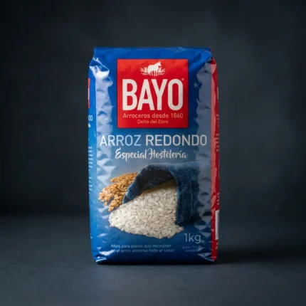 Pakiranje španjolske okrugle riže za paellu Bayo Arroz Redondo Especial Hostelería od 1 kg na tamnoj podlozi