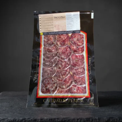 Txogitxu goveđi salchichon narezan na tanke ploške u pakiranju od 90 g