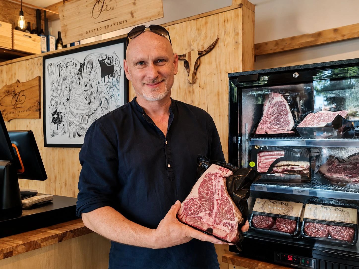 Branimir sa premium t-bone steakom u trgovin.