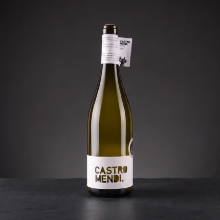 Boca vrhunskog poluslatkog bijelog vina Castro Mendi Semidulce s elegantnom bijelom etiketom na tamnoj podlozi