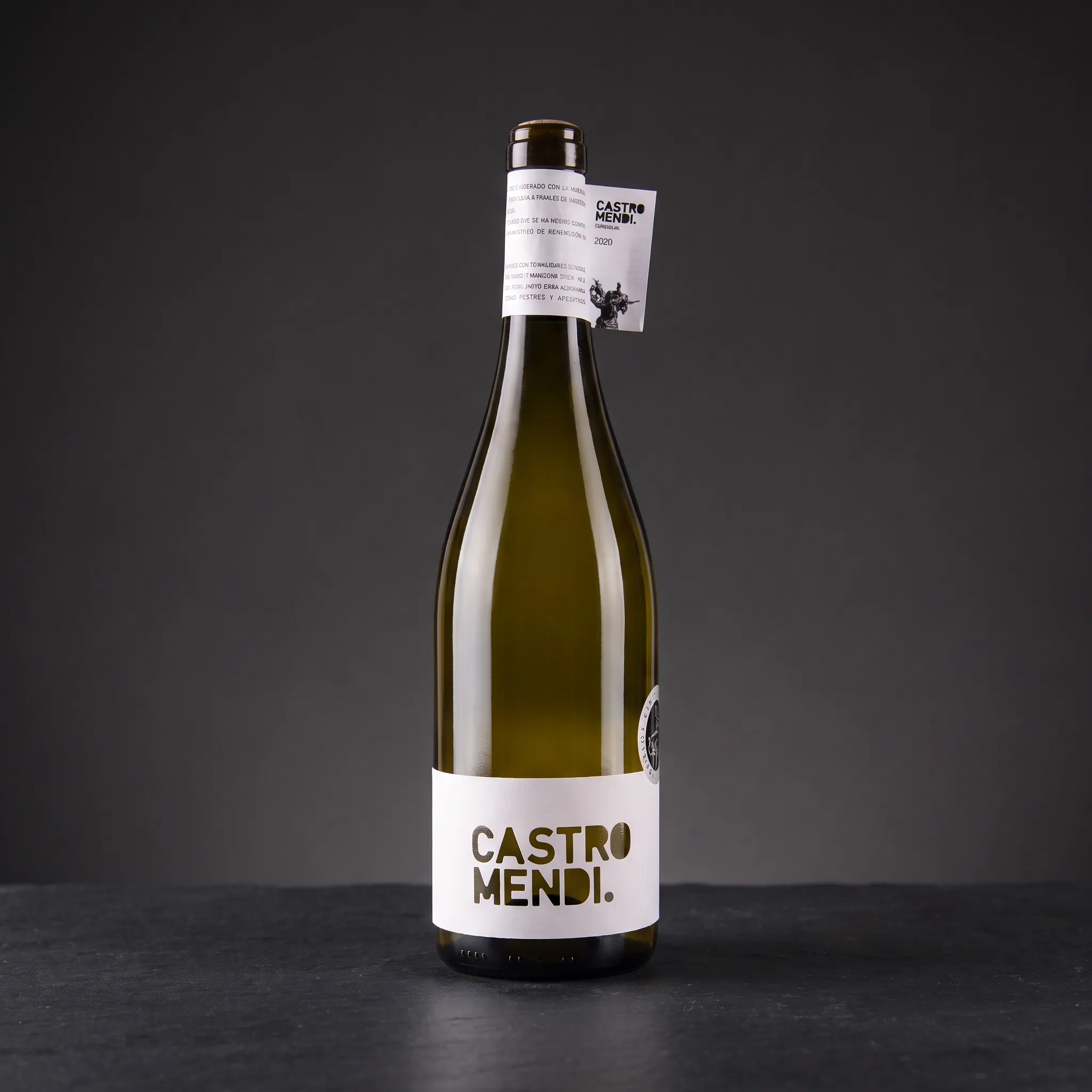 castro-mendi-muskat-vino Boca vrhunskog poluslatkog bijelog vina Castro Mendi Semidulce s elegantnom bijelom etiketom na tamnoj podlozi