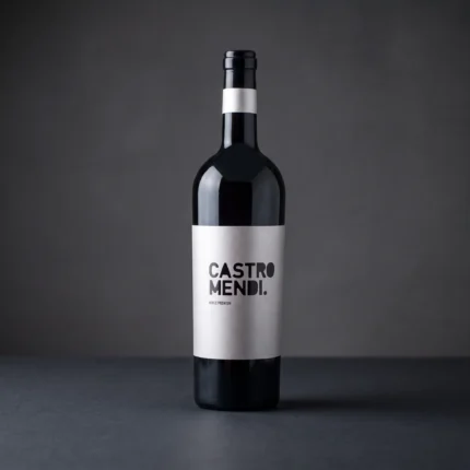 Boca vrhunskog crnog vina Castro Mendi Roble Premium s elegantnom sivom etiketom na tamnoj podlozi.