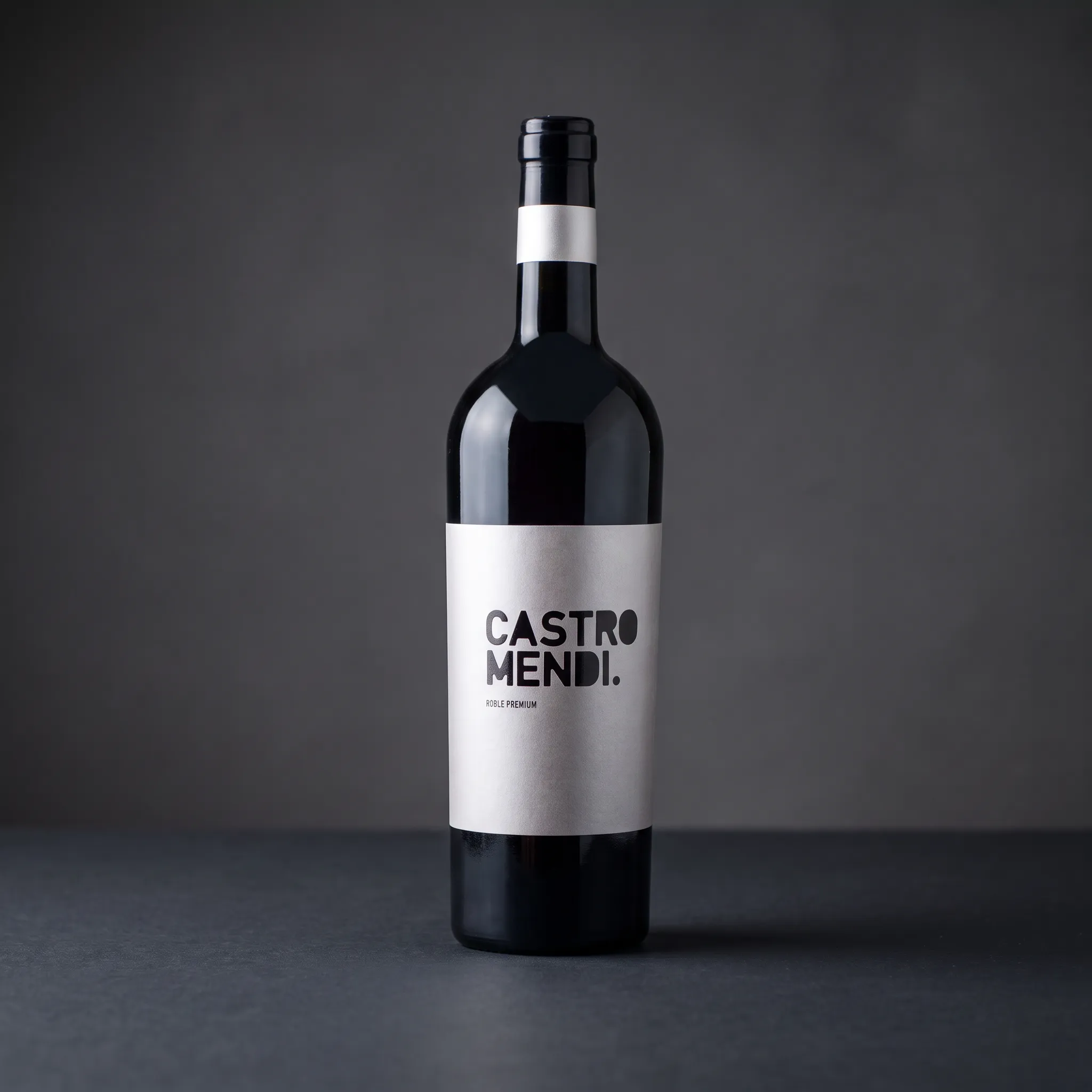 castro-mendi-roble-premium-vino Boca vrhunskog crnog vina Castro Mendi Roble Premium s elegantnom sivom etiketom na tamnoj podlozi.