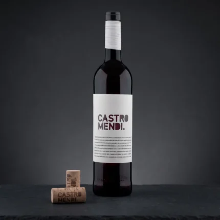 Boca crnog vina Castro Mendi Roble s čepovima na tamnoj podlozi