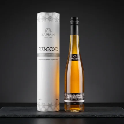 Elegantna boca i kutija ekskluzivnog ledenog desertnog vina od jabuke Zapiain Bizi Goxo na tamnoj podlozi