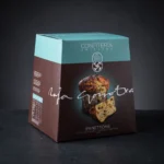 Pakiranje od 500g vrhunskog zanatskog panettonea Rafa Gorrotxategi s komadićima čokolade i kandirane naranče na tamnoj podlozi