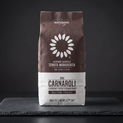 Pakiranje vrhunske Carnaroli riže Selezione Speciale robne marke Riso Margherita od 1000 g na tamnoj podlozi