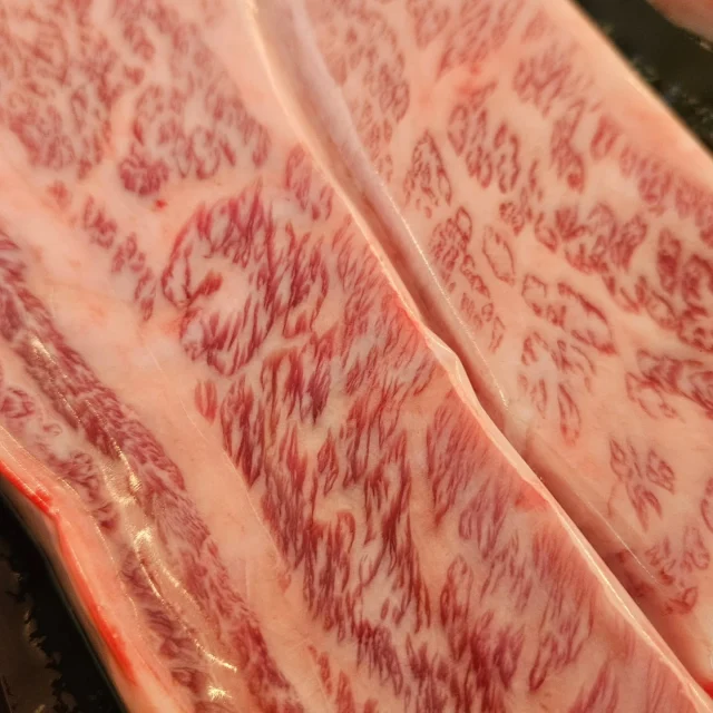 🥩 Wagyu A5 Chuck Rib – Japanska Ikona Okusa 🇯🇵🔥

Meso koje topi granice. Doslovno.
Wagyu A5 Chuck Rib dolazi iz srca Japana – s toliko masnoće da se reže kao maslac i peče kao san.
💯 A5 ocjena – vrhunac marblinga
🐂 Autentični japanski Wagyu
🔥 Savršeno za kratko pečenje ili slow roast

➡️ Ograničene količine – tko zna, zna.
📍 Dostupno u trgovini 

#GastroBranimir #WagyuA5 #ChuckRib #MeatLovers #PremiumMeso #JapanskiWagyu #WagyuExperience